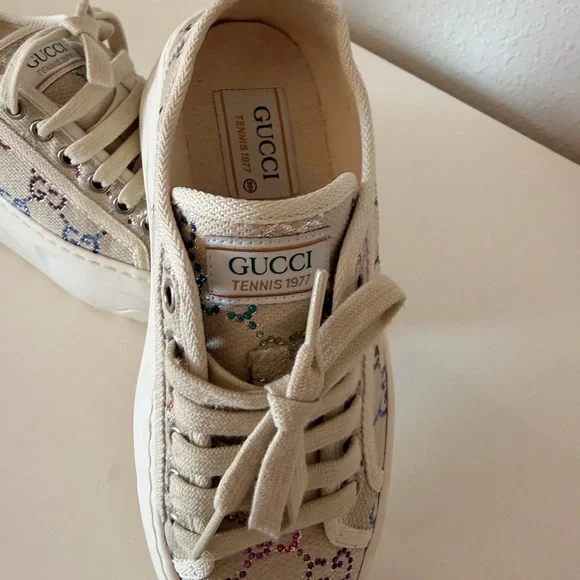 Gucci Cream Sneakers with Multicolor Logo - Picture 2 of 3